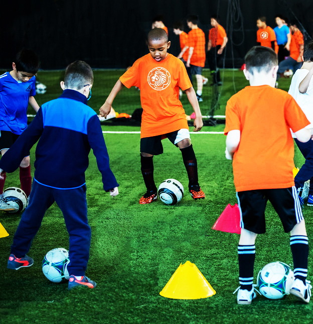 Soccer-skills-classes-with kids-in-orange-t-shirts-top soccer-academu-long-island-port-washington-NYkopie