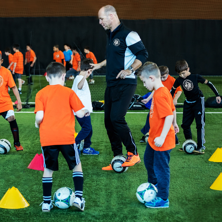 Soccer-skills-classes-with kids-in-orange-tshirts-top soccer-academy-long-island-port-washington-NY